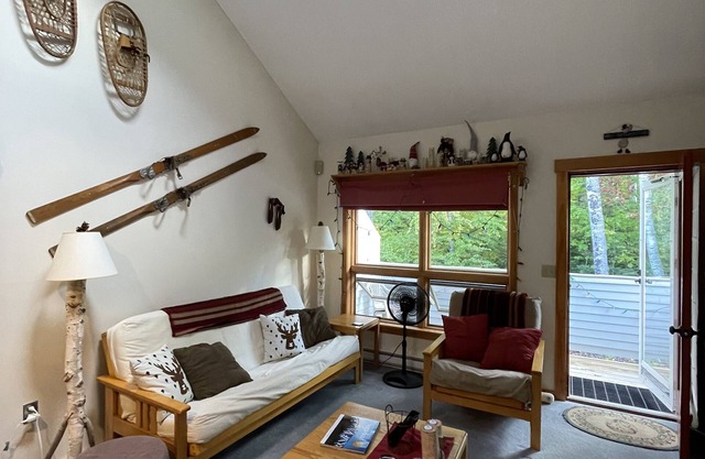 Classic Sugarloaf slope side Condo near outdoor center trails and Snubber lift