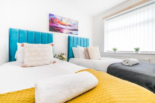Classy 3 Bedroom Home for 6 Near Tividale, Oldbury-Ample Parking and WiFi, Exclusive Offers Book Quickly!