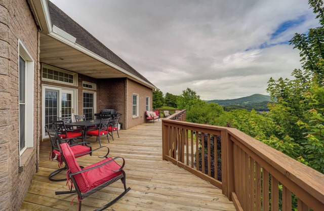 Classy Home w/Hot Tub + Mt. Jefferson Views!