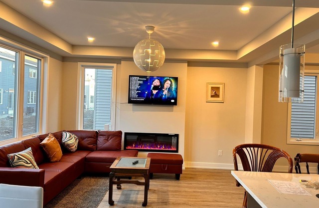 Classy & Modern 4 Bedroom & 3.5 Bath w/SelfCheck-In+Kitchen & Parking-Ottawa