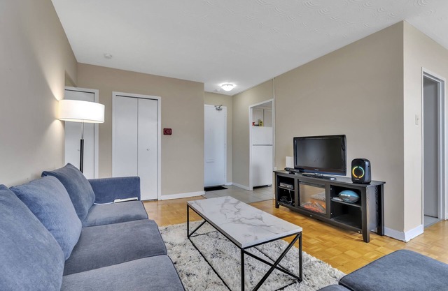 Clean 1 bedroom apartment 5 min to downtown