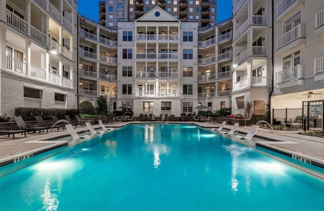 CLEAN 1BD ROOM APT IN BUCKHEAD, STATE FARM ARENA, LENOX w LUXURY POOL AND GYM