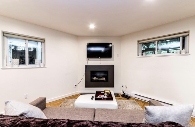 Clean and Beautiful 2-bedroom suite close to Grouse Mountain
