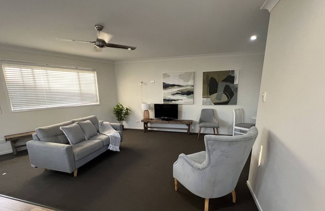 Clean and Cosy close to Suncorp Train Bus Restaurants