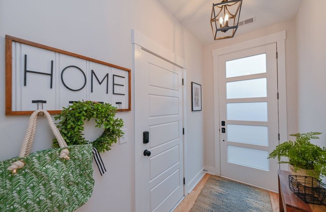 Clean & Comfortable - Walk to Downtown Greenville - Premier Host - Free Parking