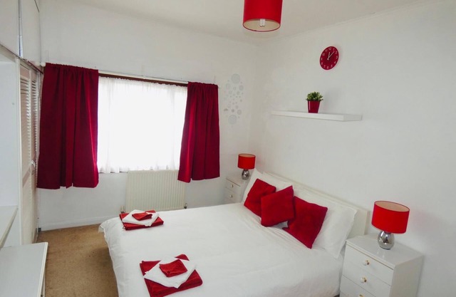 Clean & Cosy 3 Bed House with Free Pvt Parking