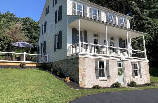 Clean, Cozy, Convenient! Close to Spooky Nook, Dutch Wonderland and More!
