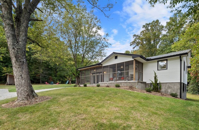 Clear Creek Retreat - Pet Friendly, King Bed, Hot Tub, Game Room, Fire Pit