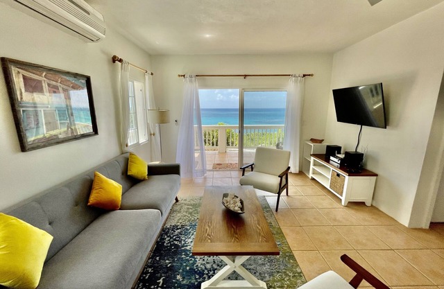 Clearview Villas (LOWER): Casual, Bright, Steps from Sea, Great for families!