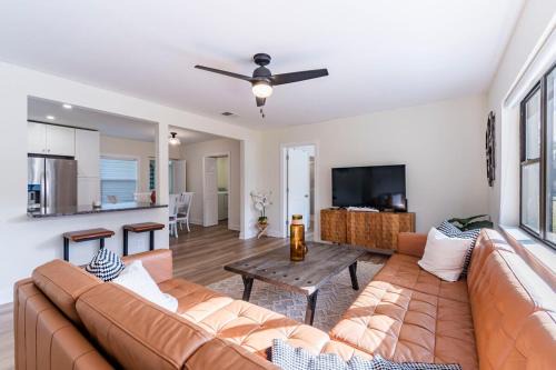 Clearwater Hideaway w Huge Lap POOL 7 min to BEACH