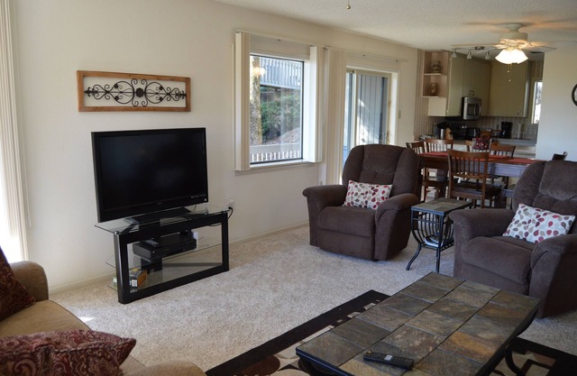 Cliffside Condo with scenic View of Greers Ferry Lake & WiFi