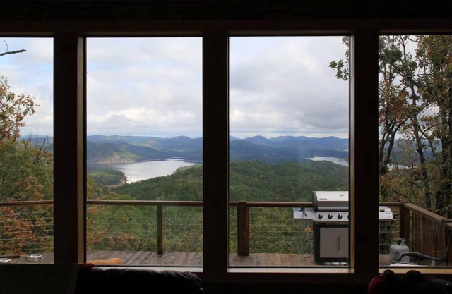 Cliffside Escape | Epic Lake Views & Off-Grid Stay