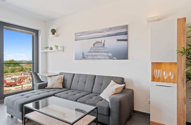 Cloche d'Or Proximity: Sleek Urban Space