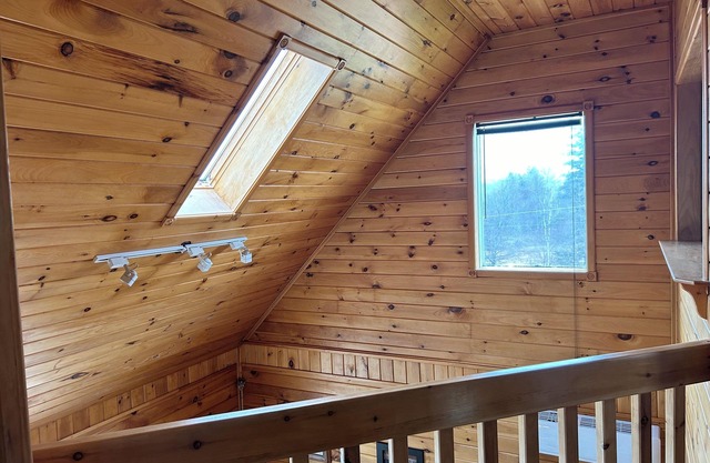 Close to Beach and Town of Souris. Quaint cottage with lovely log cabin feel.