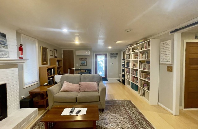 Close to downtown Blacksburg, hot tub, sleeps 7!