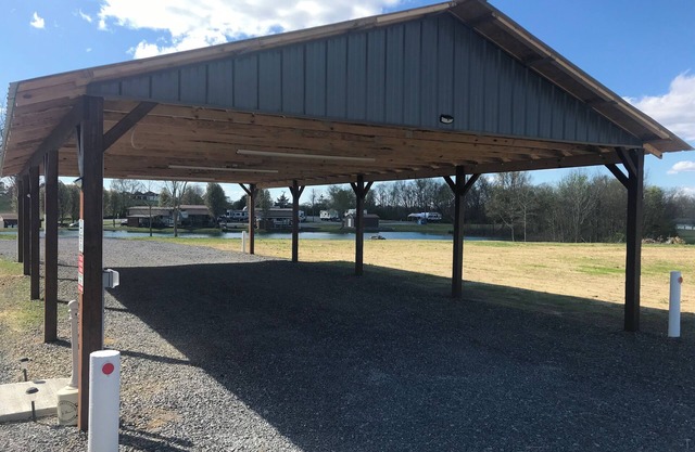 Close to Lake G’VILLE 3-BR house with AC, BOAT BARN-24’x48’, WiFi in Albertville