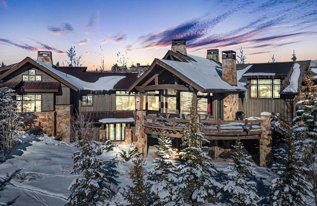 Close to Ski, Main Street, Free Resort Shuttle with 5 star Amenities. Family Dream Home!