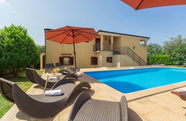 Close to the beach, with pool, air conditioned, quiet location