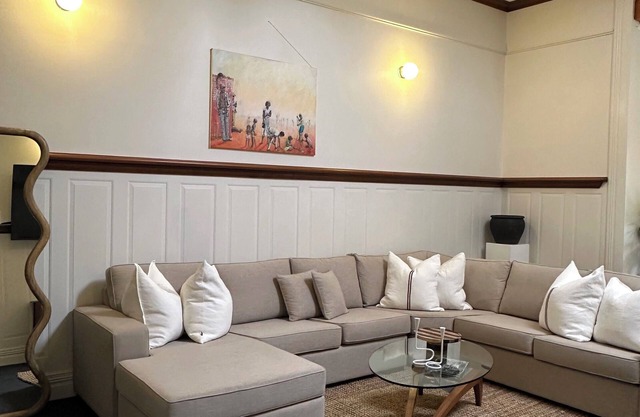 Close to town in walking distance to cafes, restaurants and Lake Alexandra