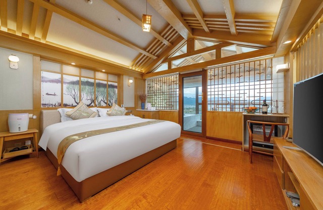 Cloudhaven Retreat (花开花落半山居)