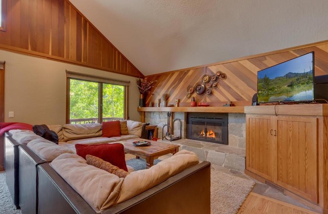 Club 151 at Dollar Point by Tahoe Getaways - Pet-Friendly 4BR w Hot Tub & Fenced Yard