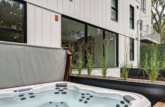 CLUBHAUS VIP Suite, Private Hot Tub, Sleep 16