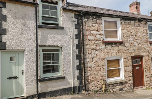 CLWYDIAN VIEW, pet friendly, with a garden in Denbigh