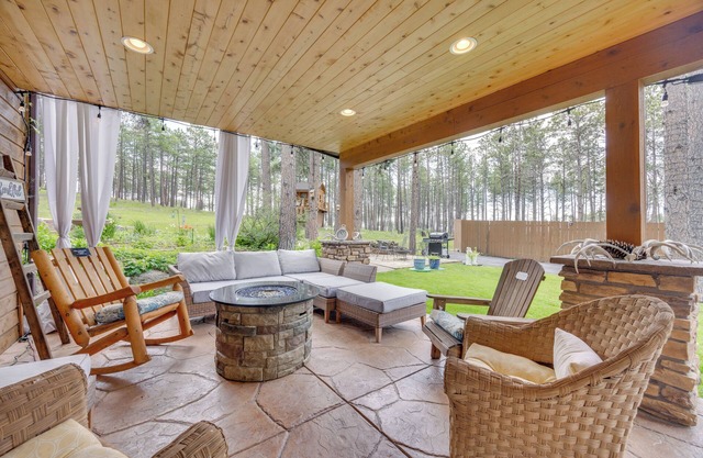 CO Springs Apartment in the Pines w/Treehouse!