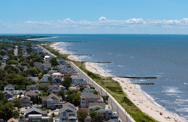 Coastal Cottage 5 houses from Del. Bay sleeps 12 with pool (dog friendly)