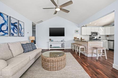 Coastal Cottage - Beachy oasis in Oyster Bay!
