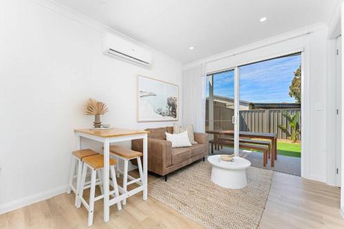 Coastal retreat near shops & beach