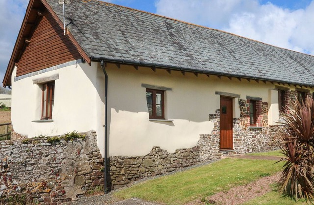 COB COTTAGE, pet friendly, character holiday cottage in Bideford