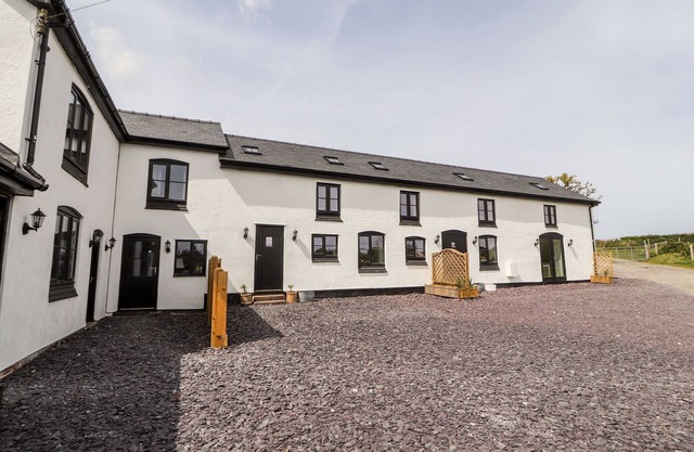 COLOMENDY ALPACA FARM - COACH HOUSE, family friendly in Northop Hall