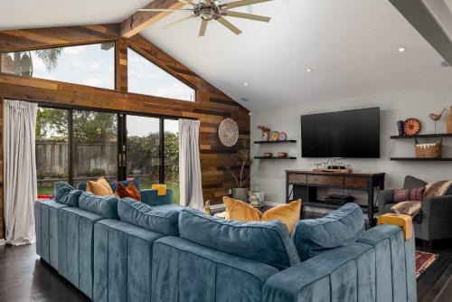 Colorful Family Oasis - Hot Tub - Pool Table - Backyard Bliss