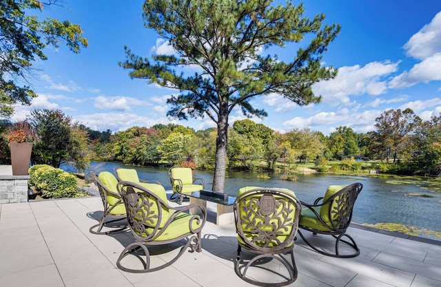 Columbia Lakefront Escape: Serenity Room & Patio