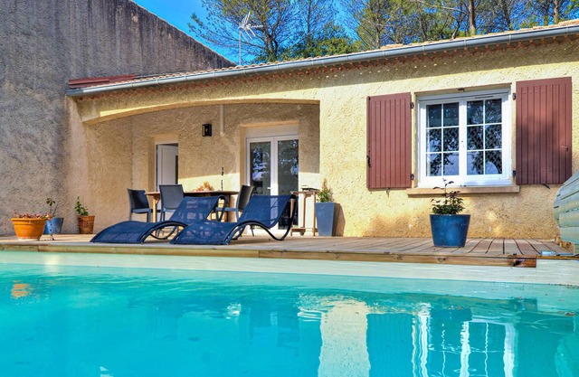Come to this lovely vacation home with air conditioning and private pool in the commune of Montfauco