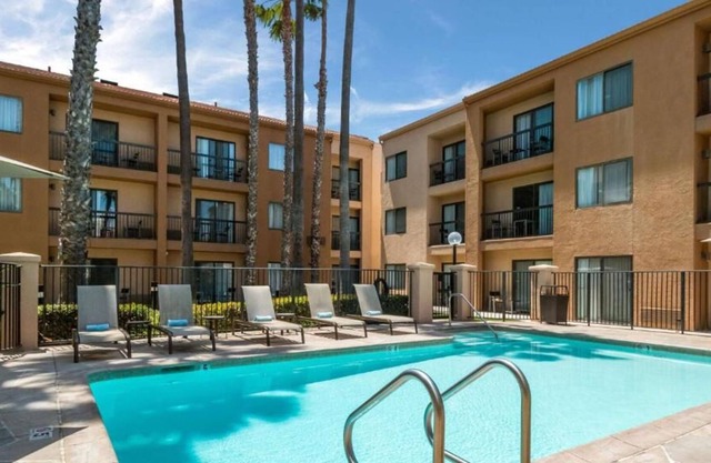 Comfort and Convenience! Spacious Unit with Pool View, Outdoor Pool, Parking