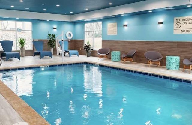 Comfort and Convenience! Indoor Pool and FREE Parking, Short Drive to Oregon Zoo