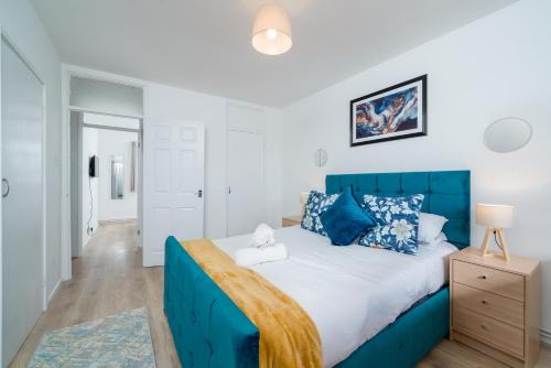 Comfort Meets Convenience, 2BR Flat in Slough