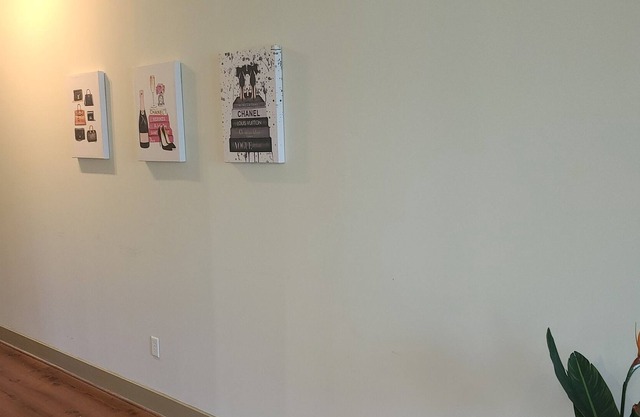 Comfortable 1 bedroom loft with balcony & kitchen