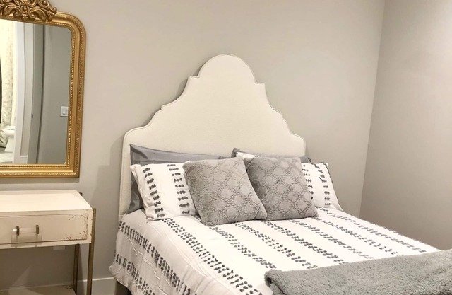 Comfortable 2-bedroom condo within walking distance of the Square