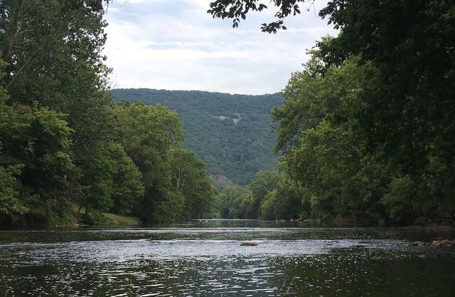 Comfortable, 4-person cottage, within a 2000' hike to the Shenandoah River.