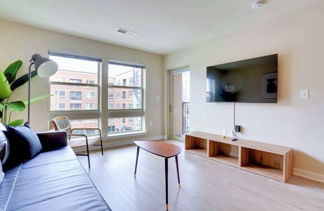 Comfortable Alexandria Apt W Business Facilities