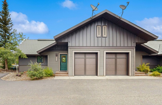 Comfortable Big Sky condo with deck, W/D & WiFi - across the street from lift