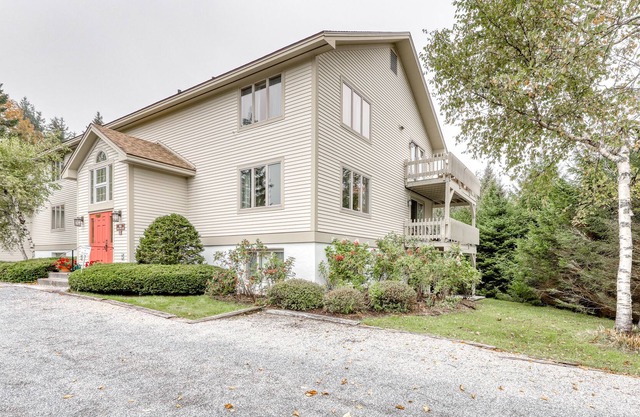Comfortable condo with pool & clubhouse fitness room, forest views
