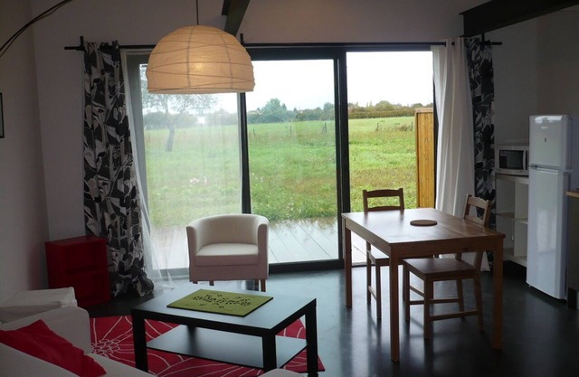 Comfortable cottage (2 *), quiet and bright, vineyards and estuary, with swimming pool