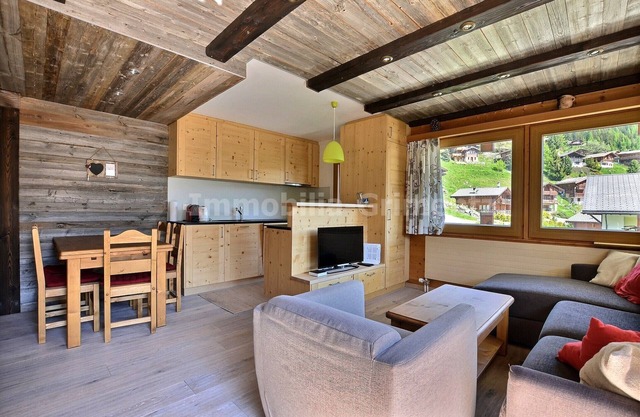 Comfortable flat for 4 to 6 people, living room with 1 divan bed, kitchen area with dishwasher, 2 do