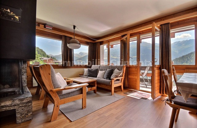 Comfortable flat for 6 people, living room with fireplace, kitchen area with dishwasher, 1 2-bedroom