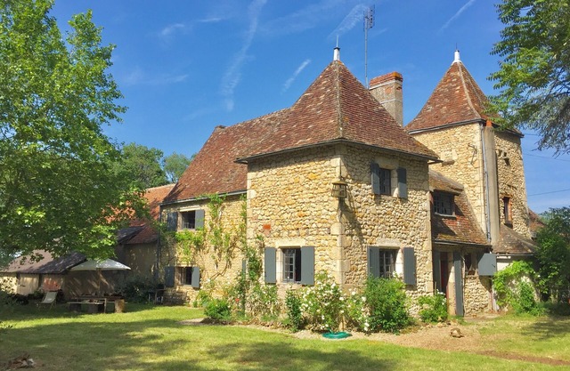 Comfortable French Manor + a great treehouse in a protected natural area.