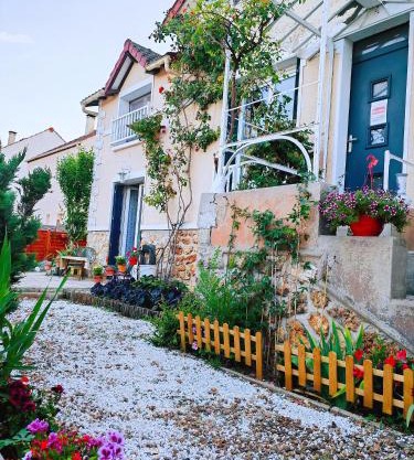 Comfortable House 100m2, 20 min from Paris with BBQ and private shared garden
